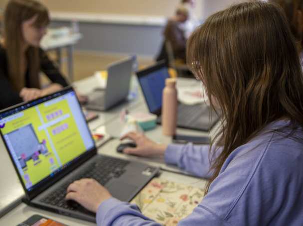 Studenten cmd werken aan prototypen tijdens werkplaats dag.