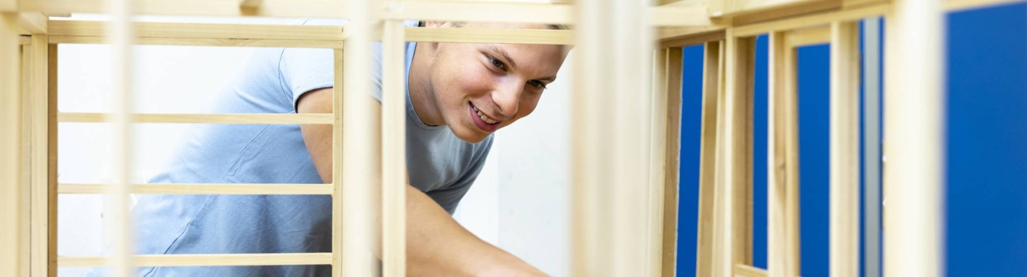 student werkt aan maquette
