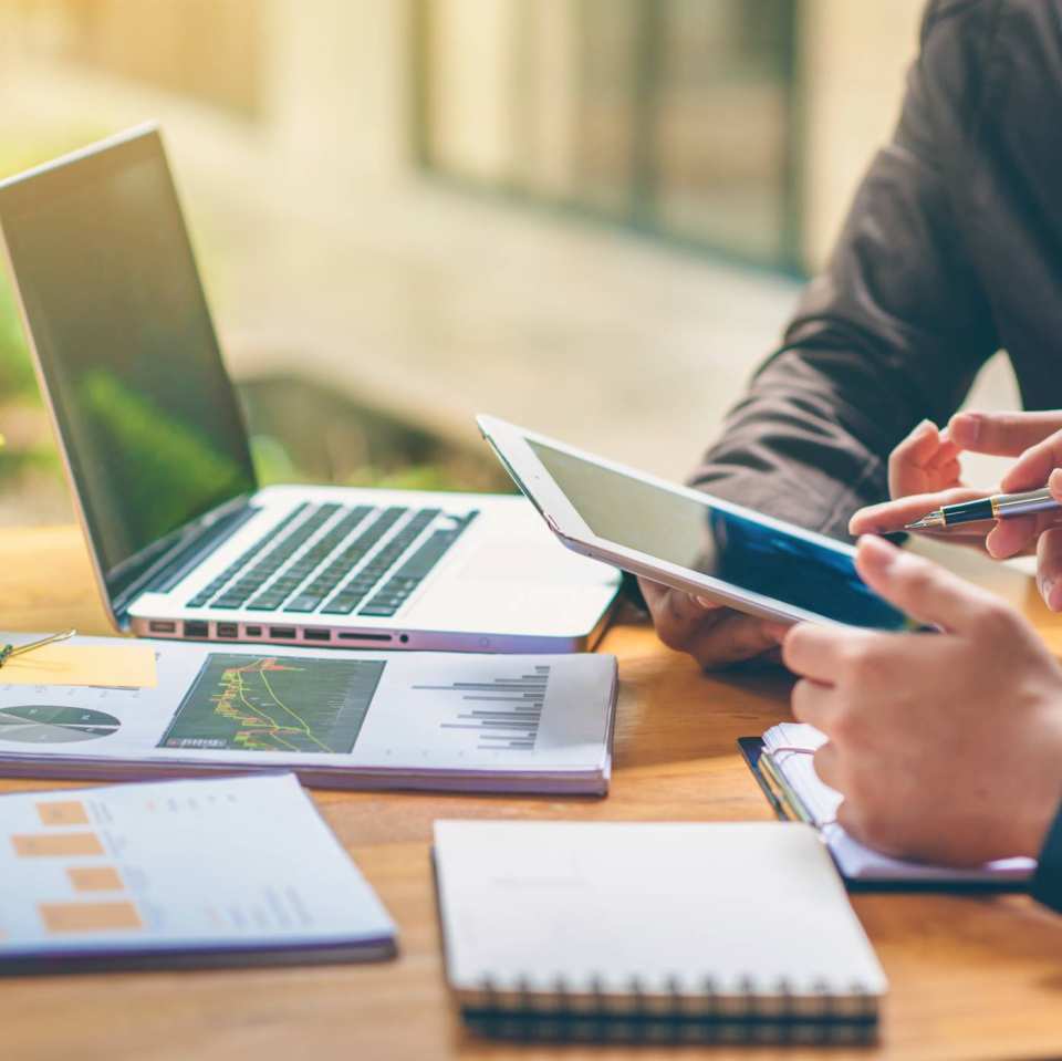 Stockfoto met laptop, papieren en financiÃ«n voor publicatie van het associate lectoraat Sustainable Finance & Tax van AFEM.