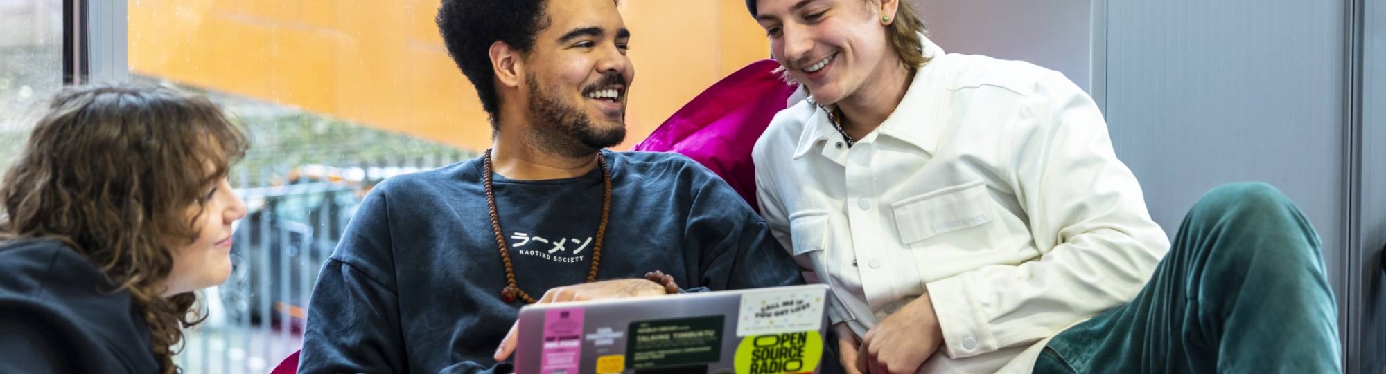 Studenten International Social Work ontspannen op de HAN Campus Arnhem.