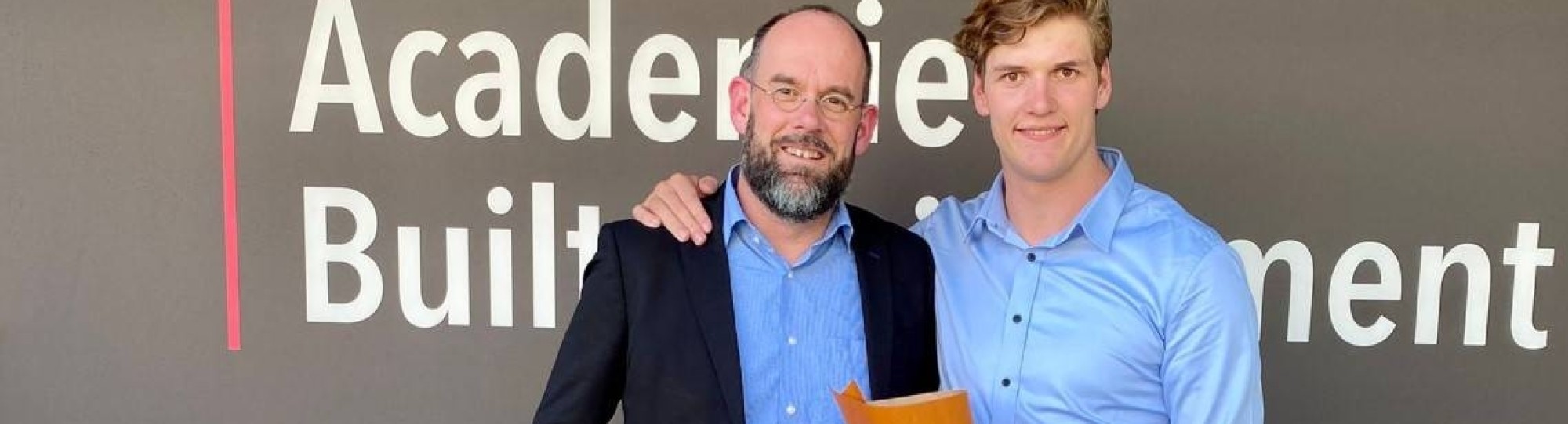 Lucas Verhofstad en Rob Verhofstad bij afstuderen Lucas. 