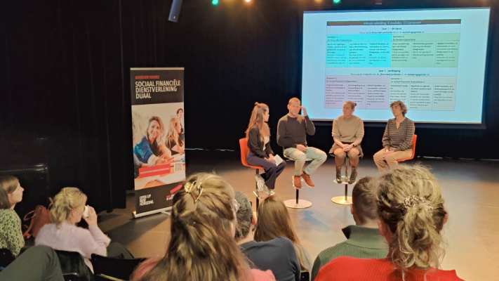 Sfeerbeeld van dialoogsessie van Ad Sociaal Financiële Dienstverlening 
