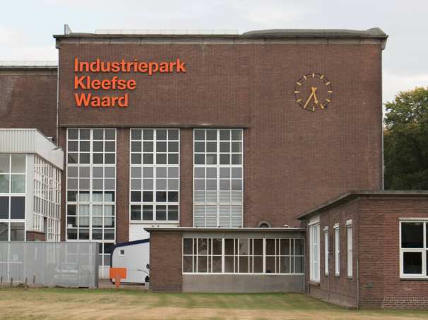 op IPKW in Arnhem met klok en oranje letters 