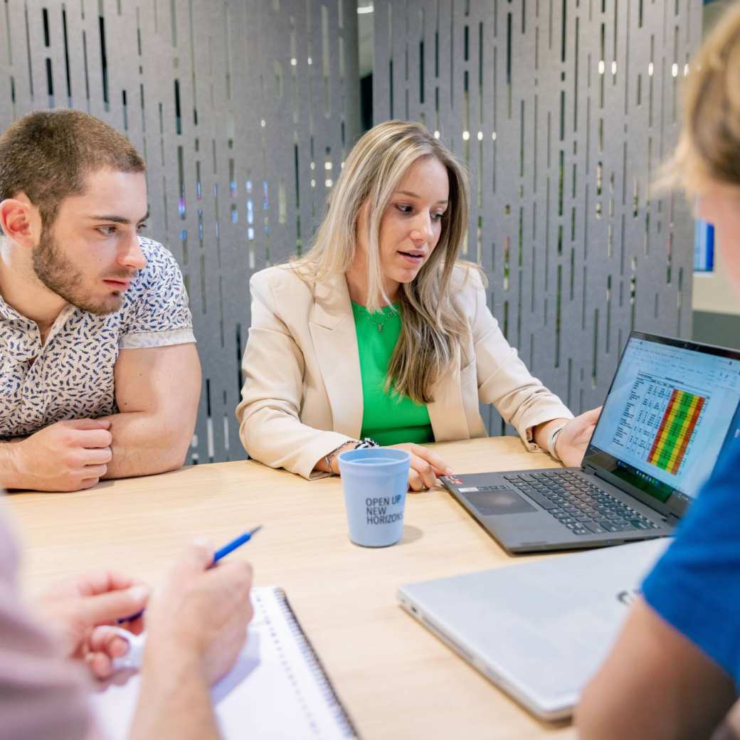 Finance-Tax-and-Advice_studenten-computer1_2023