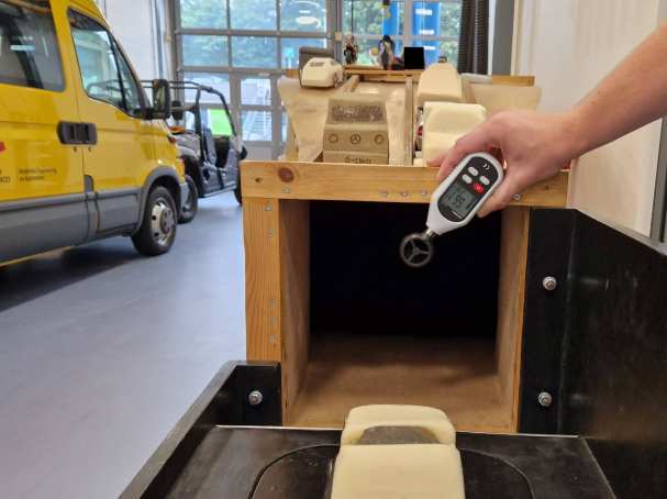 Hoe aerodynamisch is een auto eigenlijk? Door zelfgemaakte schaalmodellen in een windtunnel te testen, ga je onderzoeken welke vormgeving de minste luchtweerstand heeft. Onderdeel van eerste jaars project HAN Automotive over rijweerstanden.