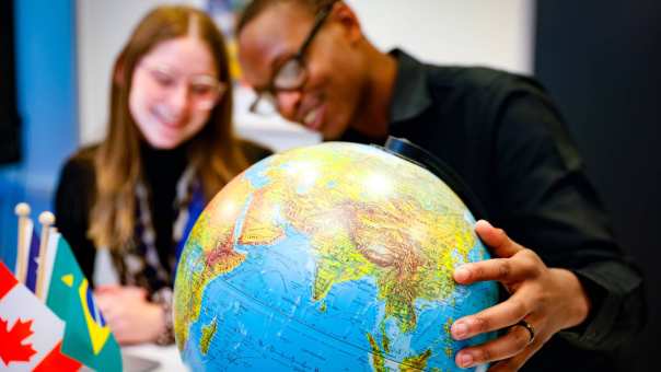 Internationale studenten International Social Work draaien aan de wereldbol. De studie is maximaal internationaal.