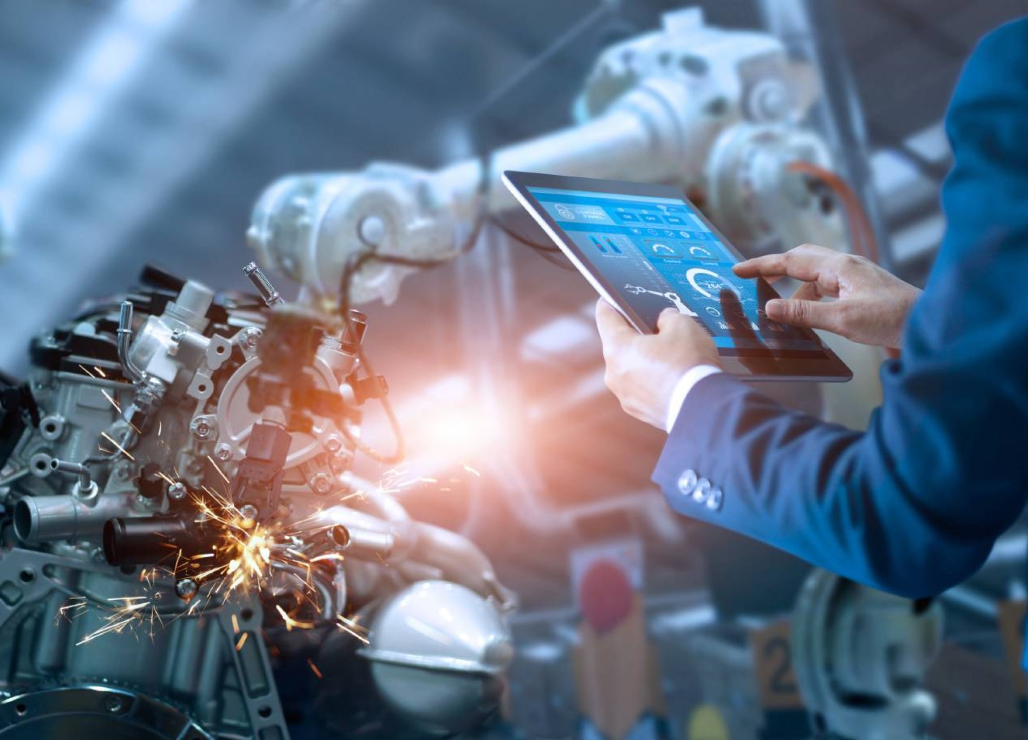 Engineer staat op slimme productievloer met robotarmen