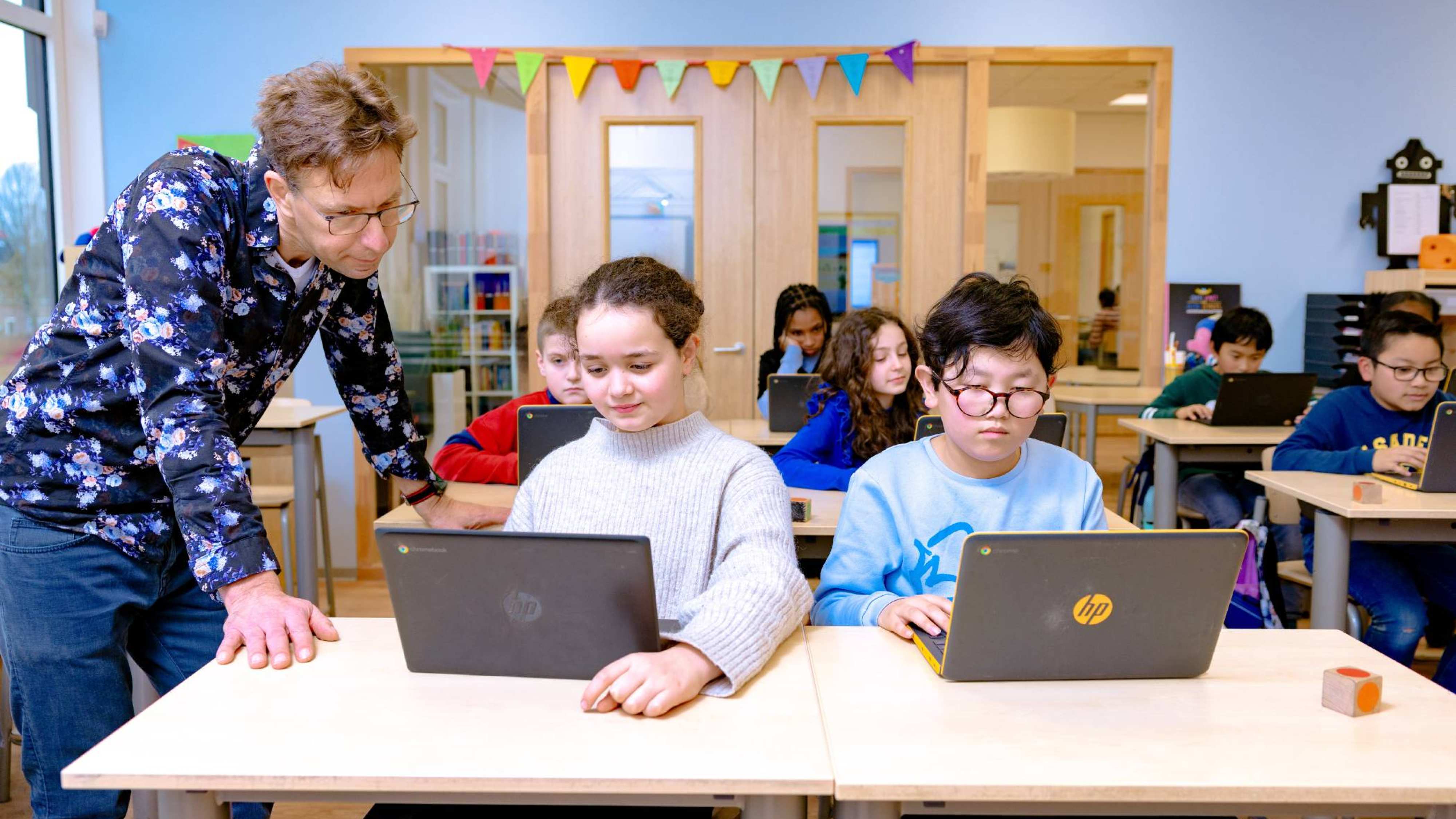 Groep 5,6,7 op de school Da Vince.
De kinderen werken in de klas achter de laptop.