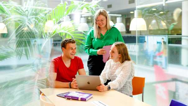 3 studenten van de opleiding human resource management (hrm) aan het werk in Nijmegen