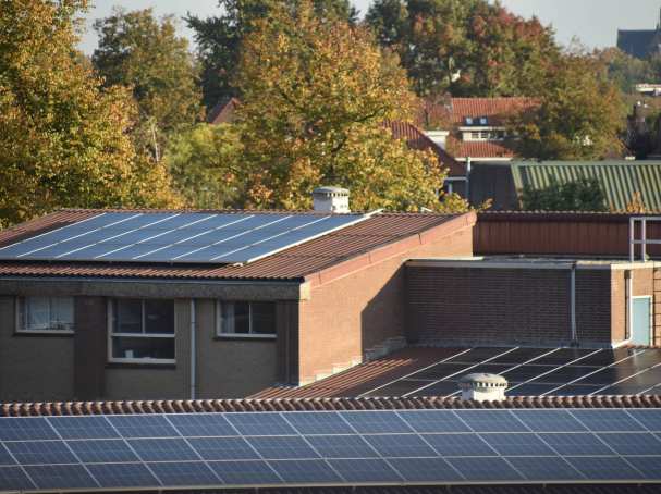 Een foto van zonnepanelen op daken in Nederland.
