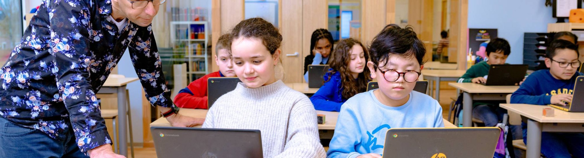 Groep 5,6,7 op de school Da Vince.
De kinderen werken in de klas achter de laptop.