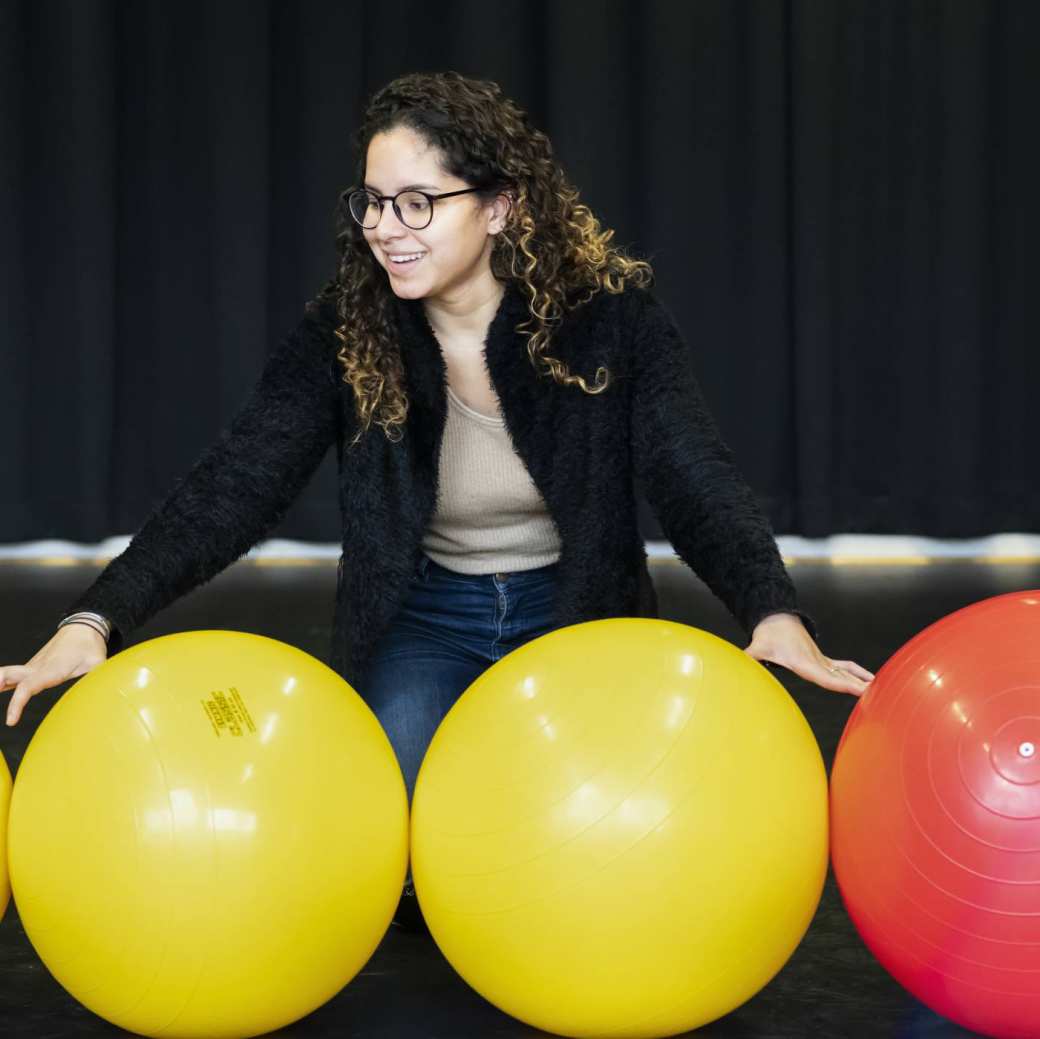 een student dramatherapie van de han master vaktherapie staat op het toneel en kijkt naar zichzelf in een spiegel