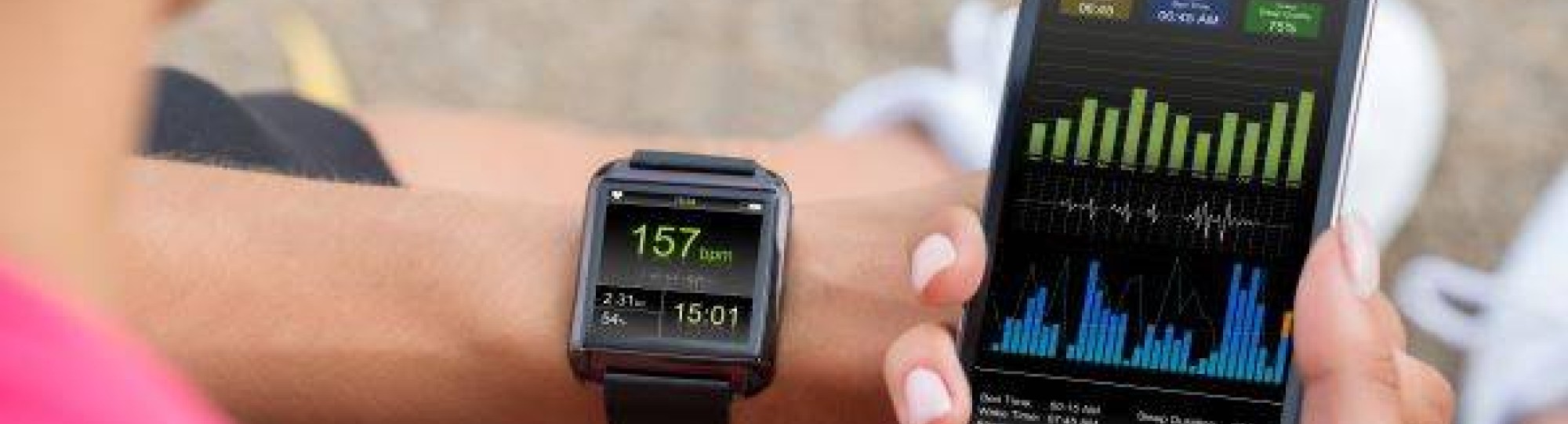 Vrouw met mobiele telefoon aangesloten op een smartwatch- datagedragen fysiotherapie