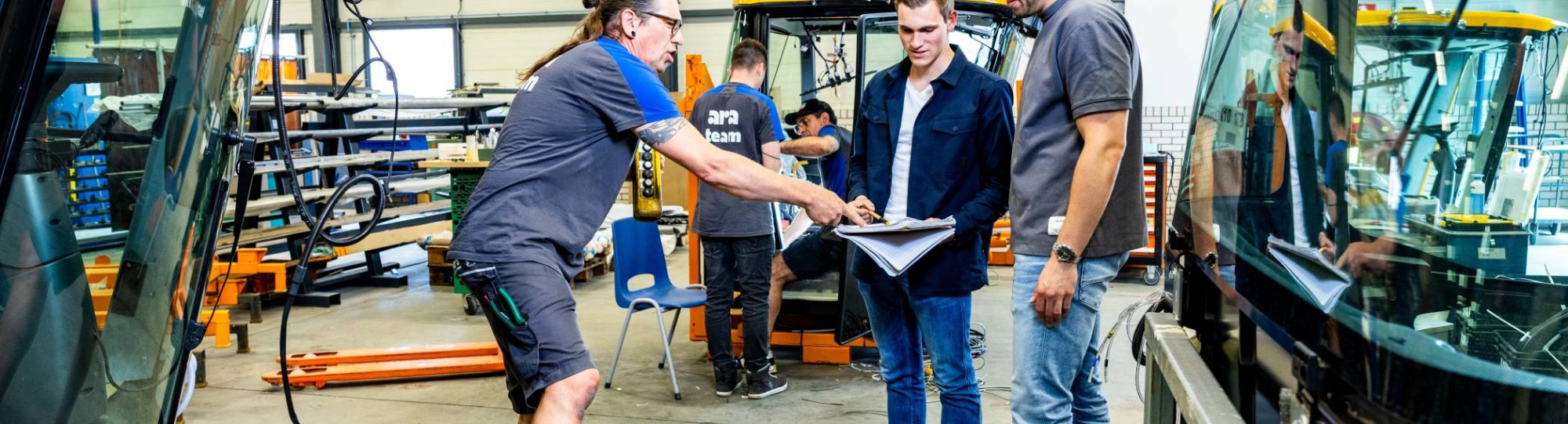 Technische Bedrijfskunde stagiairs overleggen met medewerker van bedrijf ARA.
