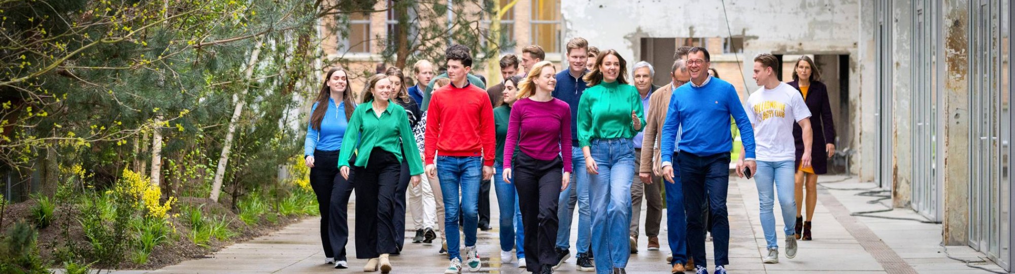 Studenten circulaire economie lopen voor het gebouw.