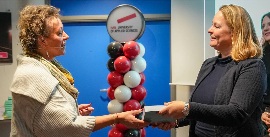 Academiedirecteur Astrid Hoge neemt het eerste exemplaar in ontvangst van Datagedreven werken in de praktijk.